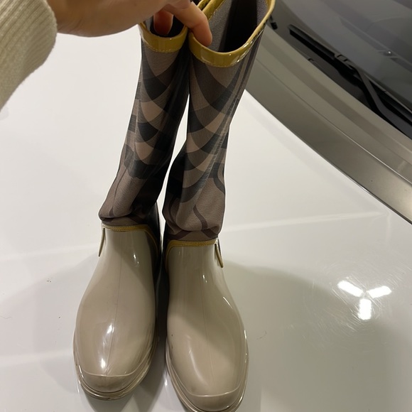 ✨Authentic Burberry Rainboots - Picture 3 of 4